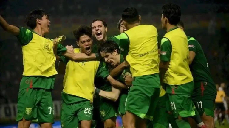 Pemain-Persebaya-Surabaya-merayakan-kemenangan-atas-Persita-Tangerang