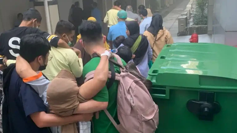 BREAKING-NEWS-Gedung-PPJT-RSUD-dr-Soetomo-Surabaya-Kebakaran-Pasien-Dievakuasi