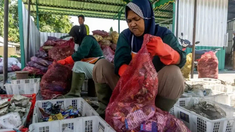 Surabaya-Jadi-Percontohan-Nasional-Program-Indonesia-UEA-Cegah-Sampah-Plastik-ke-Laut