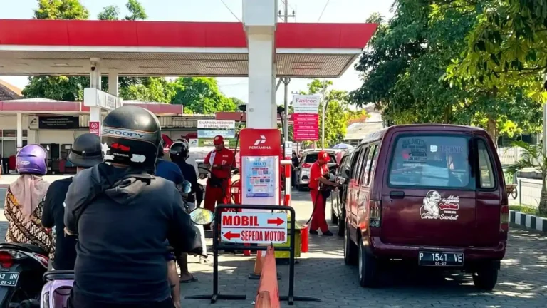 warga-antre-BBM-jenis-Pertalite-di-SPBU-di-Jalan-Brawijaya-Banyuwangi-Jatim