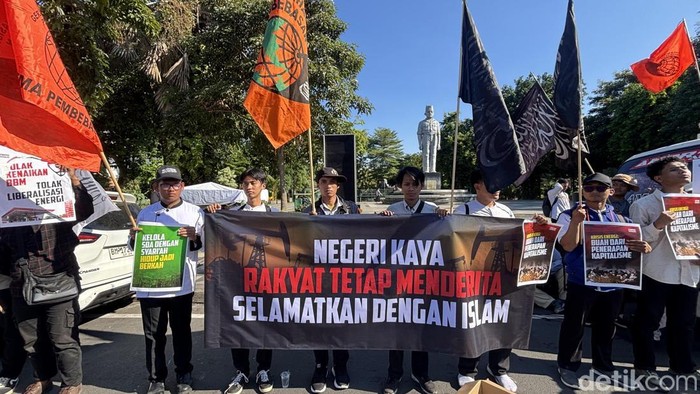 demo-di-depan-gedung-negara-grahadi-surabaya-1783067550419_169