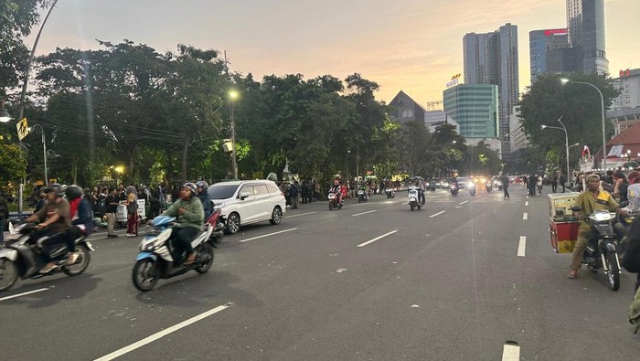 jalan-gubernur-suryo-surabaya-dibuka-lagi-setelah-demo-bubar-1782128494527_169