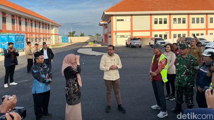 kepala-badan-komunikasi-pemerintah-bakom-ri-muhammad-qodari-saat-meninjau-sr-di-surabaya-1785240009636_169