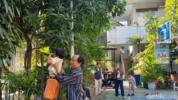 orang-tua-mengantar-dan-menemani-hari-pertama-mpls-anaknya-1783910448447_169