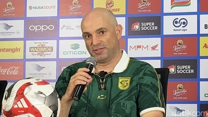 pelatih-persebaya-bernardo-tavares-saat-konferensi-pers-usai-pertandingan-kontra-persik-1779596041277_169