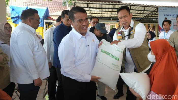 mentan-salurkan-bantuan-di-surabaya-1786510465340_169