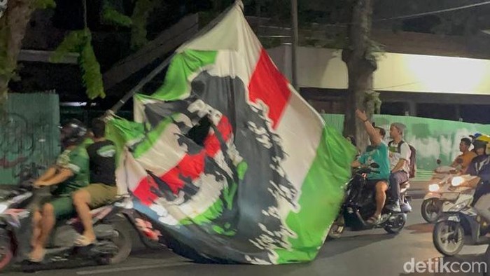 suporter-persebaya-euforia-merayakan-kemenangan-klub-kesayangannya-di-piala-presiden-2026-1786036711921_169