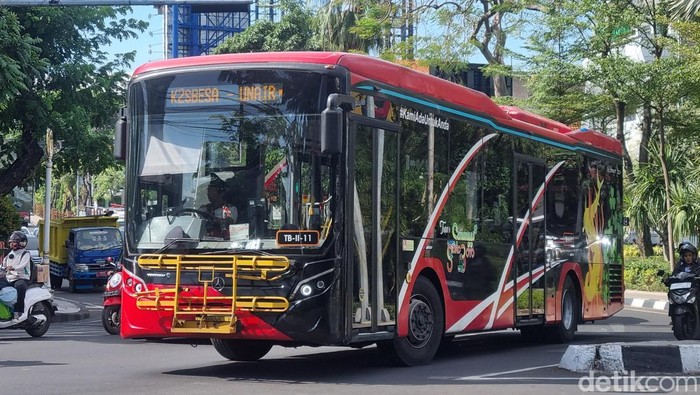 suroboyo-bus-melintas-di-jalan-gubeng-pojok-1780473027755_169