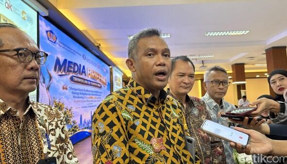 kakanwil-djp-jawa-timur-i-sekaligus-kepala-perwakilan-kementerian-keuangan-jatim-max-darmawan-1789617331034_169