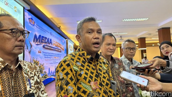 kakanwil-djp-jawa-timur-i-sekaligus-kepala-perwakilan-kementerian-keuangan-jatim-max-darmawan-1789617331034_169