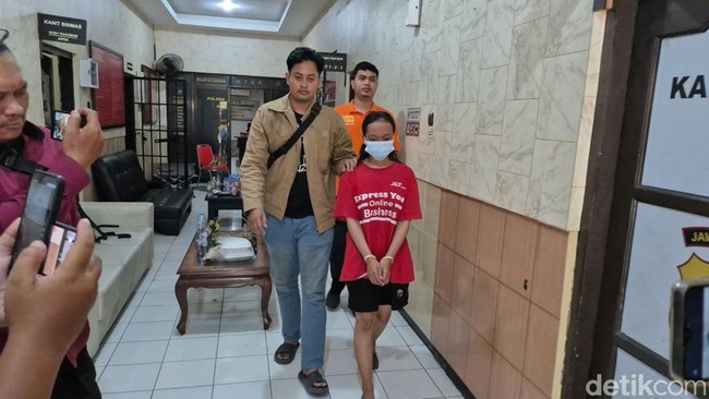 pacar-yang-habisi-anak-lurah-di-gresik-saat-diamankan-polisi-1791107797033_169