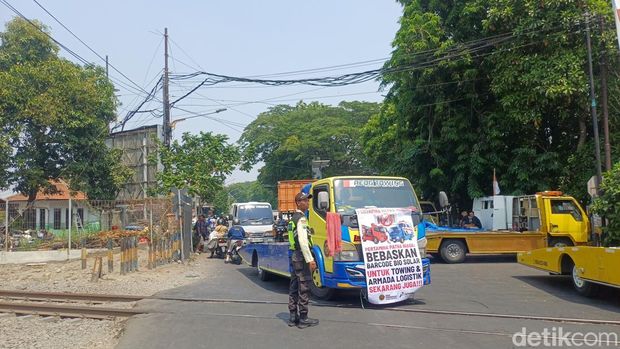 situasi-terkini-di-jalan-jagir-surabaya-di-tengah-situasi-demo-sopir-truk-1790826027315_169